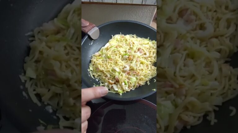 白い「そばめし」白いシリーズで塩焼きそばで作りました。以外と美味い!#気楽にクック #簡単レシピ #吃音 #焼きそば #チャーハン #塩焼きそば #白そばめし