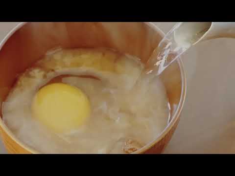 鰹ちゅう汁は、宮古島伝統の味噌汁をチューブパックにしたものです。 伝統の宮古みそに、伊良部島で製造された鰹節の粉末を配合。 熱湯を注ぐと、鰹節の風味たっぷりの味噌汁に。 浜口水産が製造販売しています。
