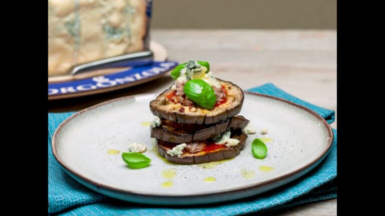 ナスのミルフィーユ、トマトとゴルゴンゾーラ・ピカンテとフレッシュバジリコソースにサルシッチャのクランブルをのせて