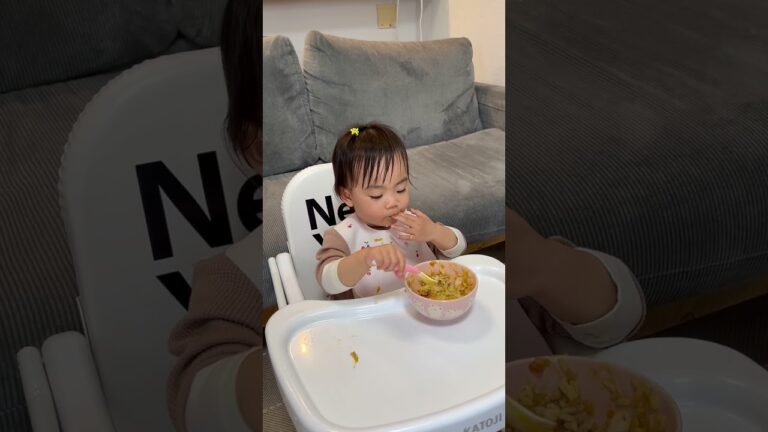 No Reaction❗️人生初のカレーライス。自分でスプーンで食べたくてたまらない。#shorts #babygirl #1歳 #離乳食 #youtubeshorts