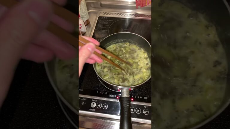 キウイと砂糖だけでできるキウイジャムキウイと砂糖を1：1で煮詰めるだけ！