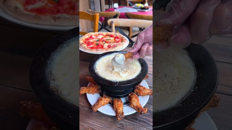 46 巨大チーズの器で仕上げる濃厚カルボナーラとトリュフリゾット🧀 ここは全国に85店舗ある家族で気軽に行けるがコンセプトの本格イタリアンカフェ！ しらすのせ放題のペペロンチーノやチーズソース