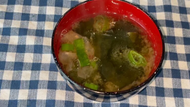 [貧乏飯]節約レシピ出汁取ったかつお節もそのまま使ってわかめとねぎの味噌汁作った！！