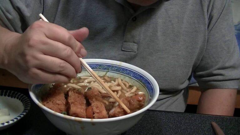 ［一人deごはん］ボリュウム満点！！カツカレーうどん大盛り＋ごはん投入！