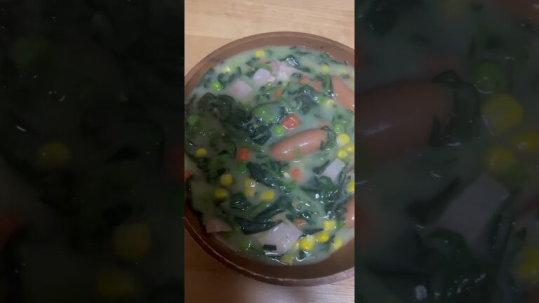 【ものぐさの極み調理】冷凍食品のほうれん草とミックスベジタブルにベーコンとウインナーで肉っ気を加えたかんたんクリームシチュー！