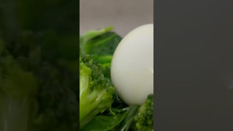 サラダにオリーブオイルとブラックペッパーを