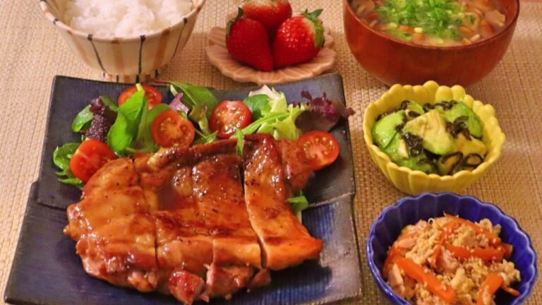 【料理】鶏の照り焼き・なめこと豆腐の味噌汁・アボカドの塩昆布和え・人参しりしり