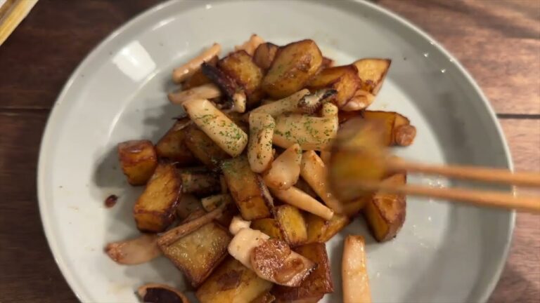 イカとカリカリじゃがいものにんにくバター炒め