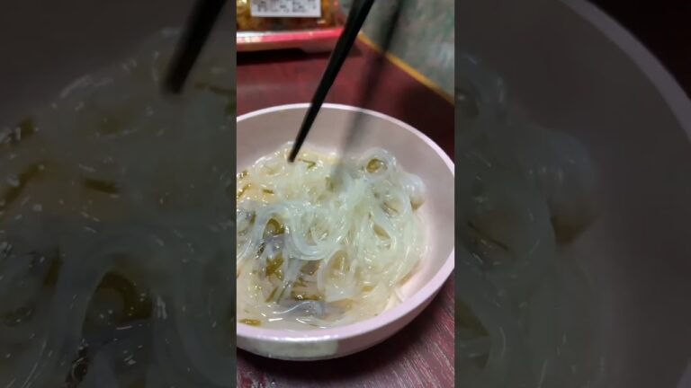 もずく酢と春雨。ごま油と麺つゆを加えて食べる。夏にサッパリ美味しい😋