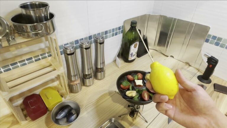 台所でソロキャン一品料理【イカ墨パエリア】