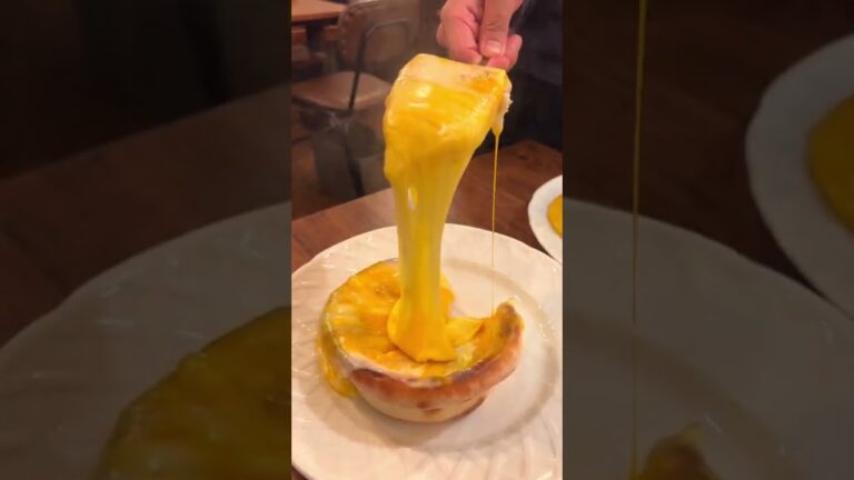 【千葉】蜂蜜をたっぷりかけるシカゴピザがインパクト抜群【チーズチーズワーカー】