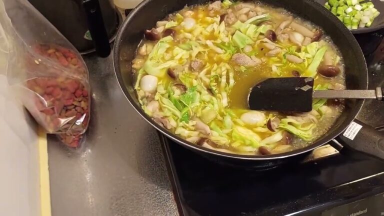 Sotanghon(フィリピン風春雨)は、日本でも馴染みのある春雨スープです。 鶏ガラでスープを取り、玉葱、にんにく、人参、キャベツ等の野菜を使用します。 味付けは、塩・パティスで調えます。