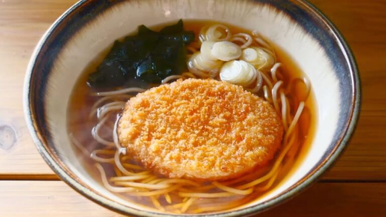 （私のお昼ご飯）スーパーのお惣菜コロッケと冷凍そばでコロッケそばを作ったよ！