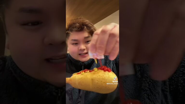 アメリカンドッグを食べる👶🏻🍖#mukbang #もっぱん