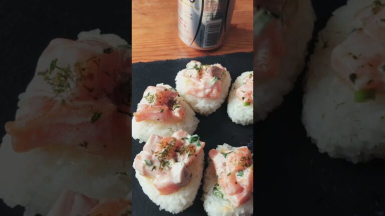 焼きおにぎりにサーモンマヨ乗っけたやつ