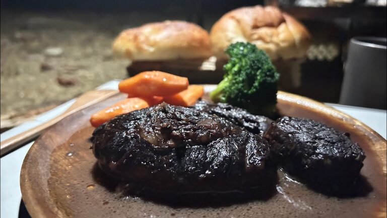 山で1人、750円の牛スネ肉を極上の赤ワイン煮込みに仕上げて、食う。