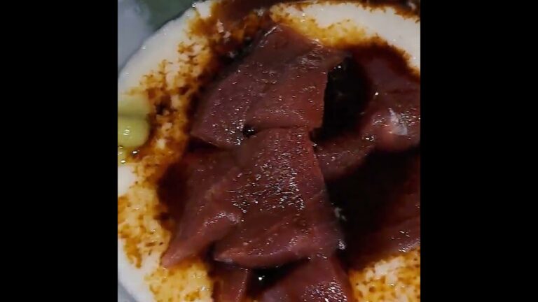 令和5年7月3日(月)夕食，和風サラダツナマヨ，ゴマドレッシング野菜レタス，玉ねぎ，わかめ，きゅうり，大根，トマト，やまかけです。