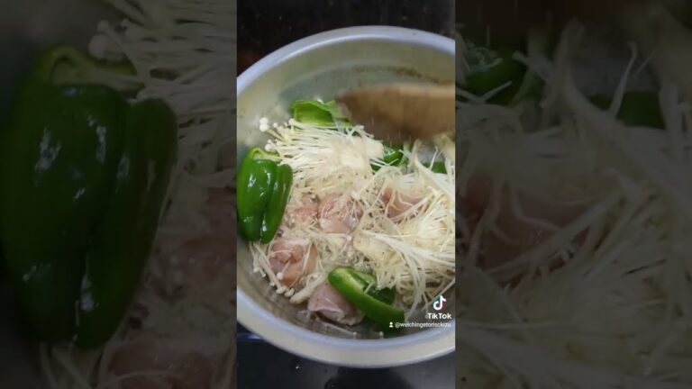 クリームシチュー作りましたよ鶏肉人参じゃがいも玉ねぎピーマンエノキです