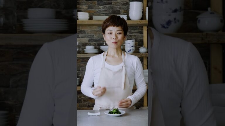 【韓国家庭料理】必見です！基本をマスター！今日から自信を持って作ってくださいね！「ほうれん草のナムル」の作り方 | Spinach Namul Recipe #shorts