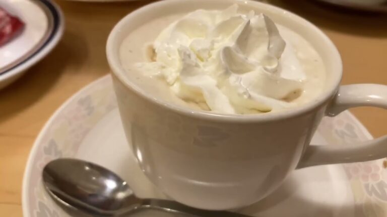 コメダ珈琲で蜂蜜オーレウィンナー、コーヒーたっぷりサイズ、ティラミスを頼みました。