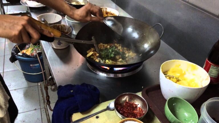 タイ料理　パッガパオパック  チェンマイ県　：：：　punpun　พันพรรณ　จังหวัดเชียงใหม่　Chiangmai,Thailand