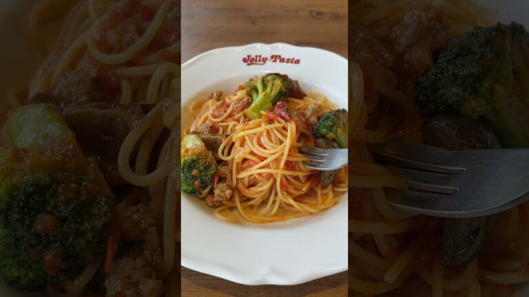 サルシッチャと揚げ茄子 ブロッコリーのピリ辛トマトソース　#パスタ