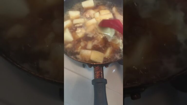 手羽元大根　煮込みながら酢を入れようかどうしようかまよう。