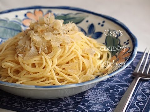 追いがつおつゆで作るちりめんじゃこと玉ねぎのパスタ