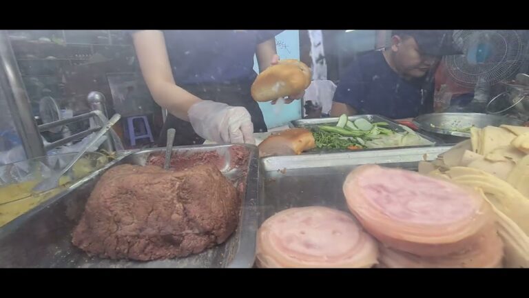 100円バインミー ベトナム屋台のサンドイッチ とっても美味 🎶