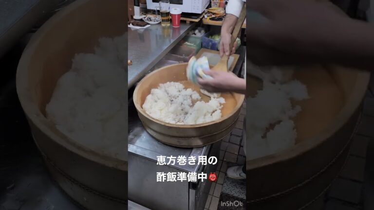 今年も恵方巻作りの為に酢飯を準備し始めたマスター。元寿司職人が握る、巻き寿司は一味違うのです。#沖縄料理花しょうぶ #沖縄居酒屋　#恵方巻き　#南南東　#寿司職人　#節分　#鬼は外　#福は内