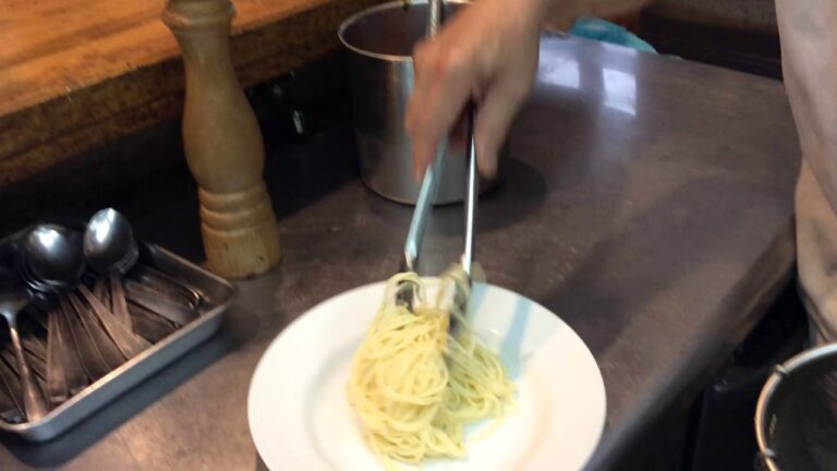 本日の定食、冬瓜のスープ、冷たいトマトのスパゲッティ、