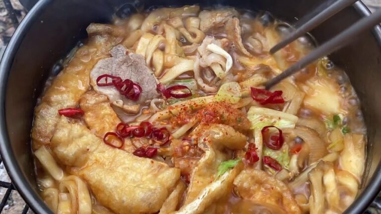 焚火で作る寿がきや味噌煮込みうどん