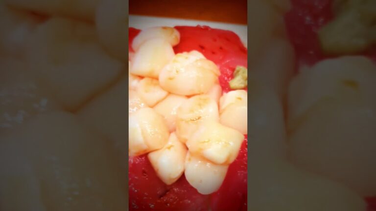 当直飯買いにスーパーへ。酢飯とマグロ切り落としと小柱買って海鮮丼を当直飯に。1000円くらいでも豪華な海鮮丼の出来上がり✌️