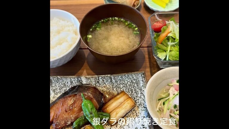 煮込みハンバーグ定食・銀ダラの照り焼き定食ならサンタス食堂へ