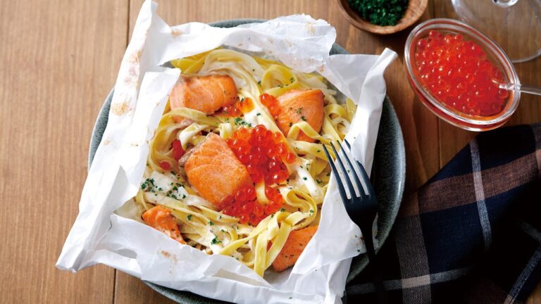 秋鮭の紙包みクリームパスタ