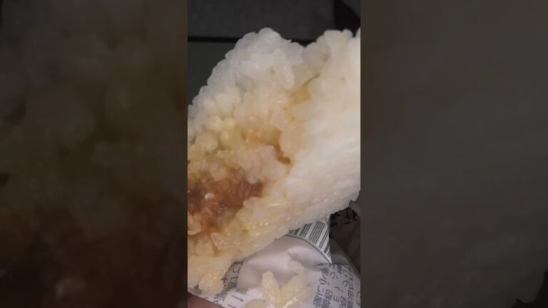 ローソンのわさび醤油仕立ての漬けサーモンのおにぎりを切りました。　#ローソン #サーモン #おにぎり