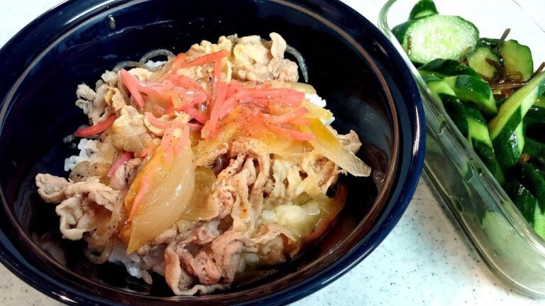 豚丼とキュウリの漬物！安くて美味しい…みんな大好き！ささっと作れて忙しい主婦にもオススメ