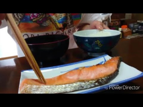 【朝ご飯】茄子のお味噌汁＆焼き魚の鮭を食べる。（咀嚼音あり）