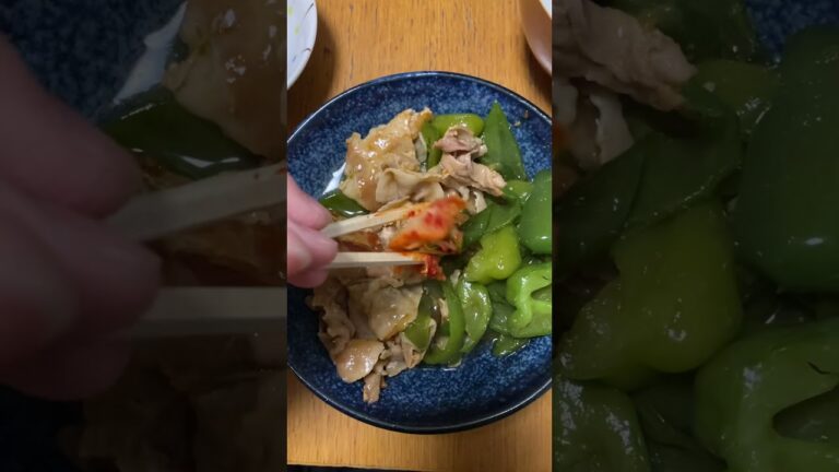 ピーマンと豚肉の炒め物の上にキムチを乗せる　#kimchi