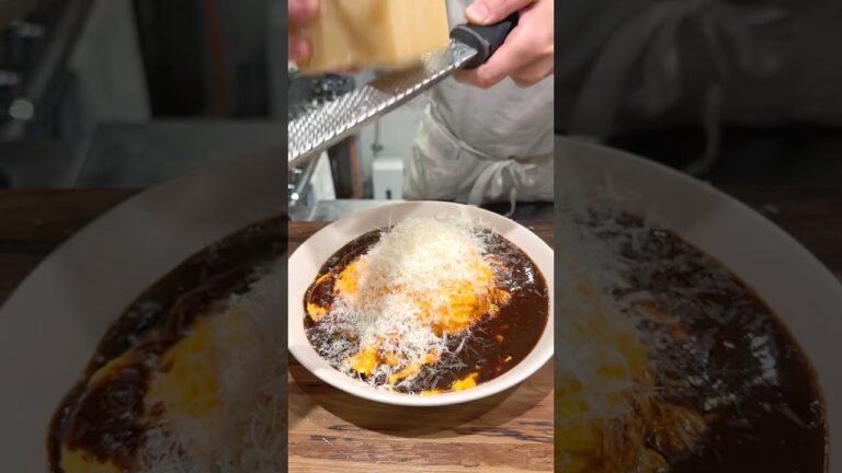 肉厚ハンバーグもチーズ爆盛りも！トロトロ半熟×ペッパーバターライスの超贅沢オムライス！