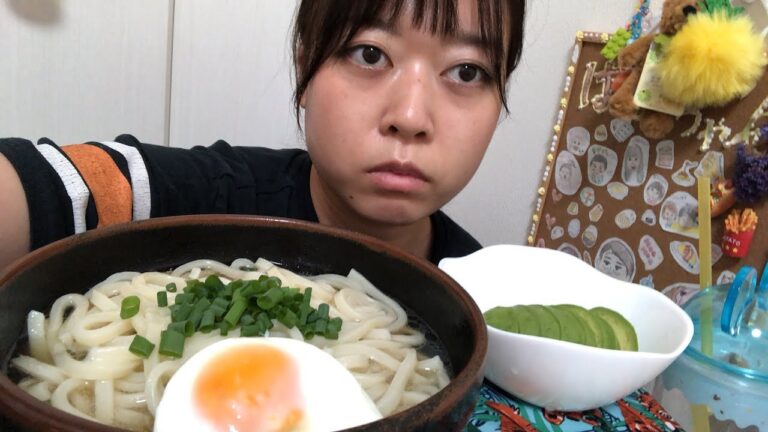 うどんとアボカド食べる