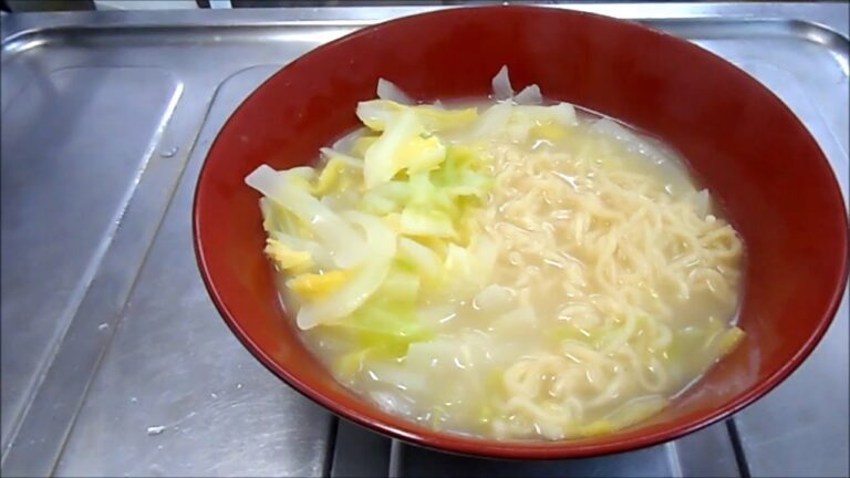 インスタントラーメン　具はキャベツと玉ねぎ　３月２３日