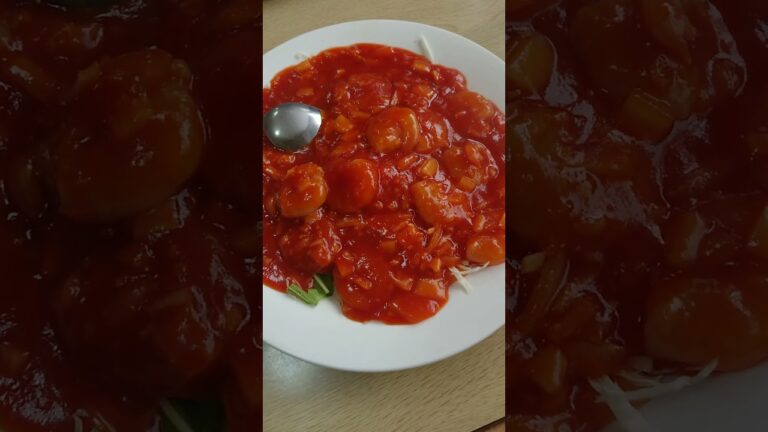 酸味が凄い中華料理屋のエビチリ。