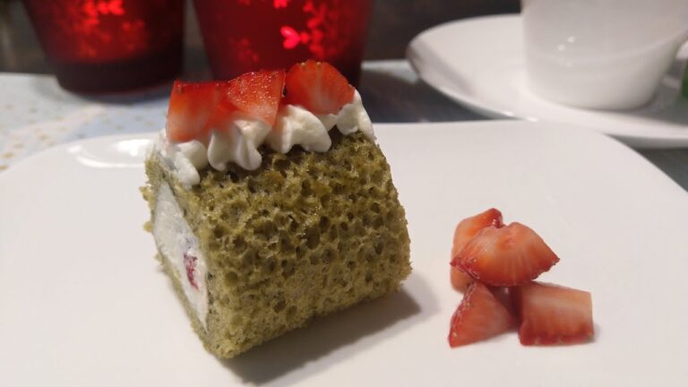 【手作りお菓子】クリスマスカラー、抹茶のロールケーキ！（小麦粉なし）− Flourless Green tea roll cake