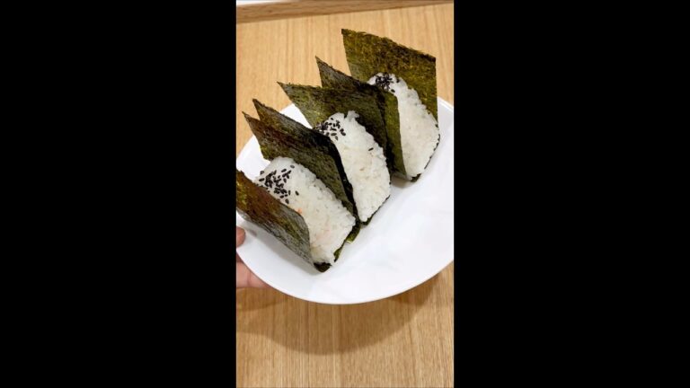 鮭フレークでおにぎりを作ってみた！#Shorts
