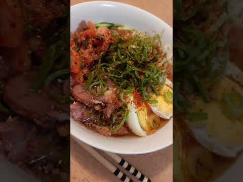 あっさり冷麺スープに腰が強い麺。具には卵、チャーシュー、キムチ、胡瓜🥒、もやし、ネギをのせ。最後に、ごま油、大蒜パウダー、胡椒をしっかりとかけると食べている際中にドンドン激辛になる冷麺が完成するのだ