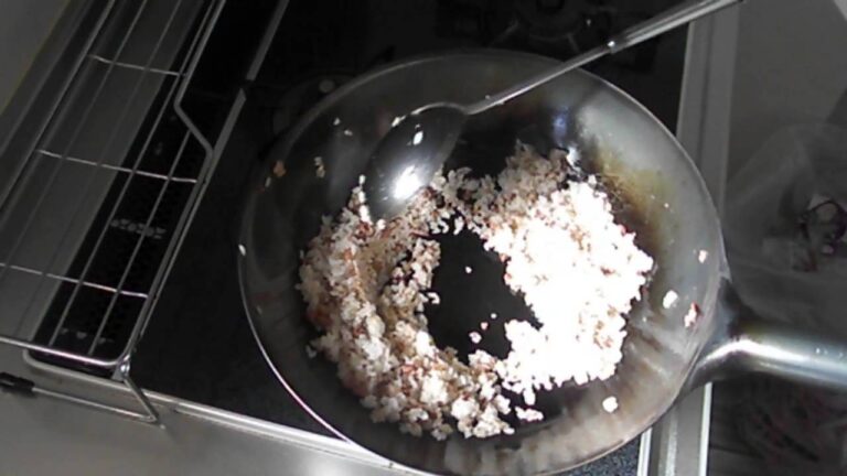 コンビーフハッシュチャーハンの作り方