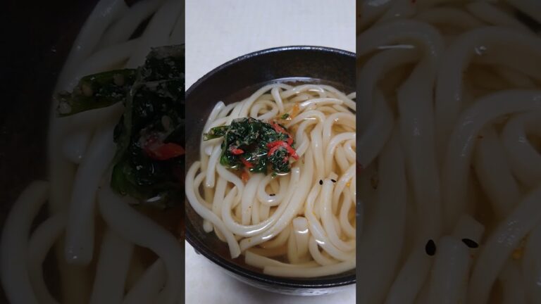 讃岐風うどんに、ほうれん草とにんじんのおひたしのせてみた。
