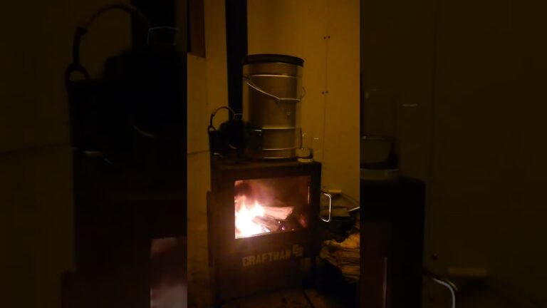 魚肉ソーセージとチーズで燻製を作って見ました。チーズは温度が高かったのか溶け始めていましたがソーセージは濃厚な味に仕上がりました。