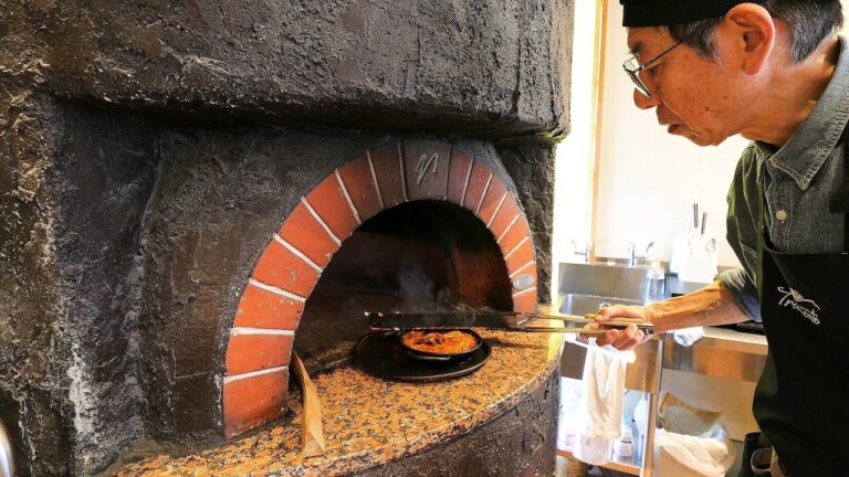 客の９割が注文する石窯で焼く絶品ピザ・パエリアが豪快過ぎる！